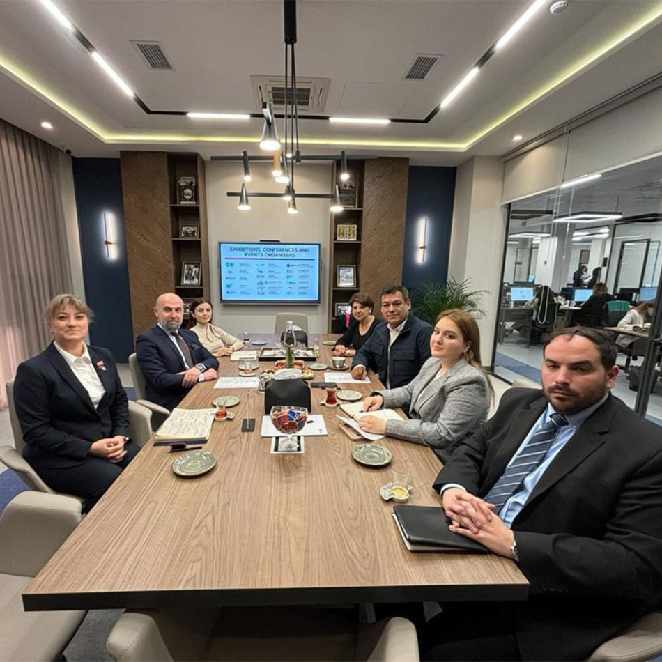 «Azərbaycan Sərgi Təşkilatçıları Assosiasiyası»nın İdarə Heyətinin sədri Fərid Məmmədov Meksika Birləşmiş Ştatlarının Azərbaycandakı fövqəladə və səlahiyyətli səfiri xanım Mariya Viktoriya Romero Kabalyero ilə sərgi sahələrində əməkdaşlıq müzakirələri aparıb